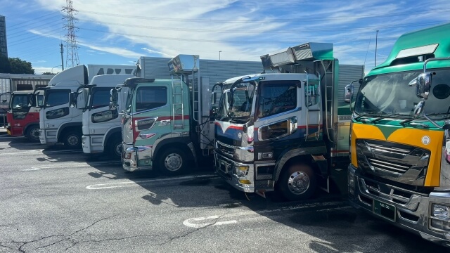 大型トラック選びの極意！4軸低床と3軸高床の違いを詳しく解説